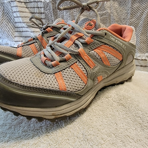 Merrell hiking tennis shoe - Picture 1 of 3